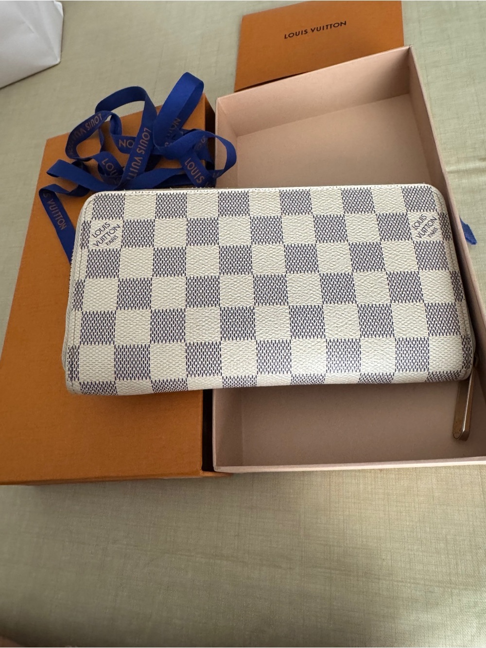 Louis Vuitton Damier Azur Zip Around Wallet in Cream - Picture 3 of 9